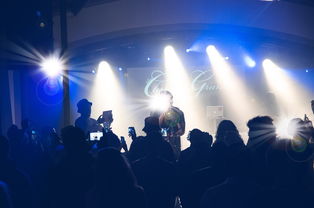 C罗与粉丝互动现场热情高涨，c罗与队友