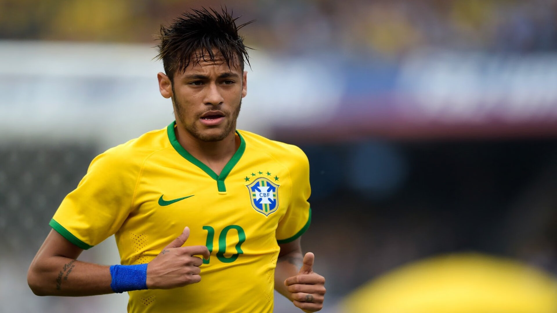 “腰旗美式橄榄球赛：东部新区赛场激烈对抗，观众热情高涨”