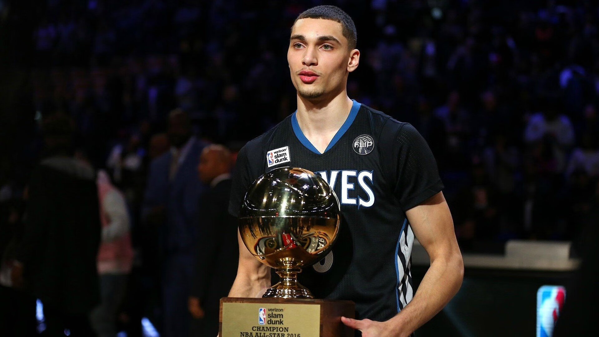 “腰旗美式橄榄球赛：东部新区赛场激烈对抗，观众热情高涨”