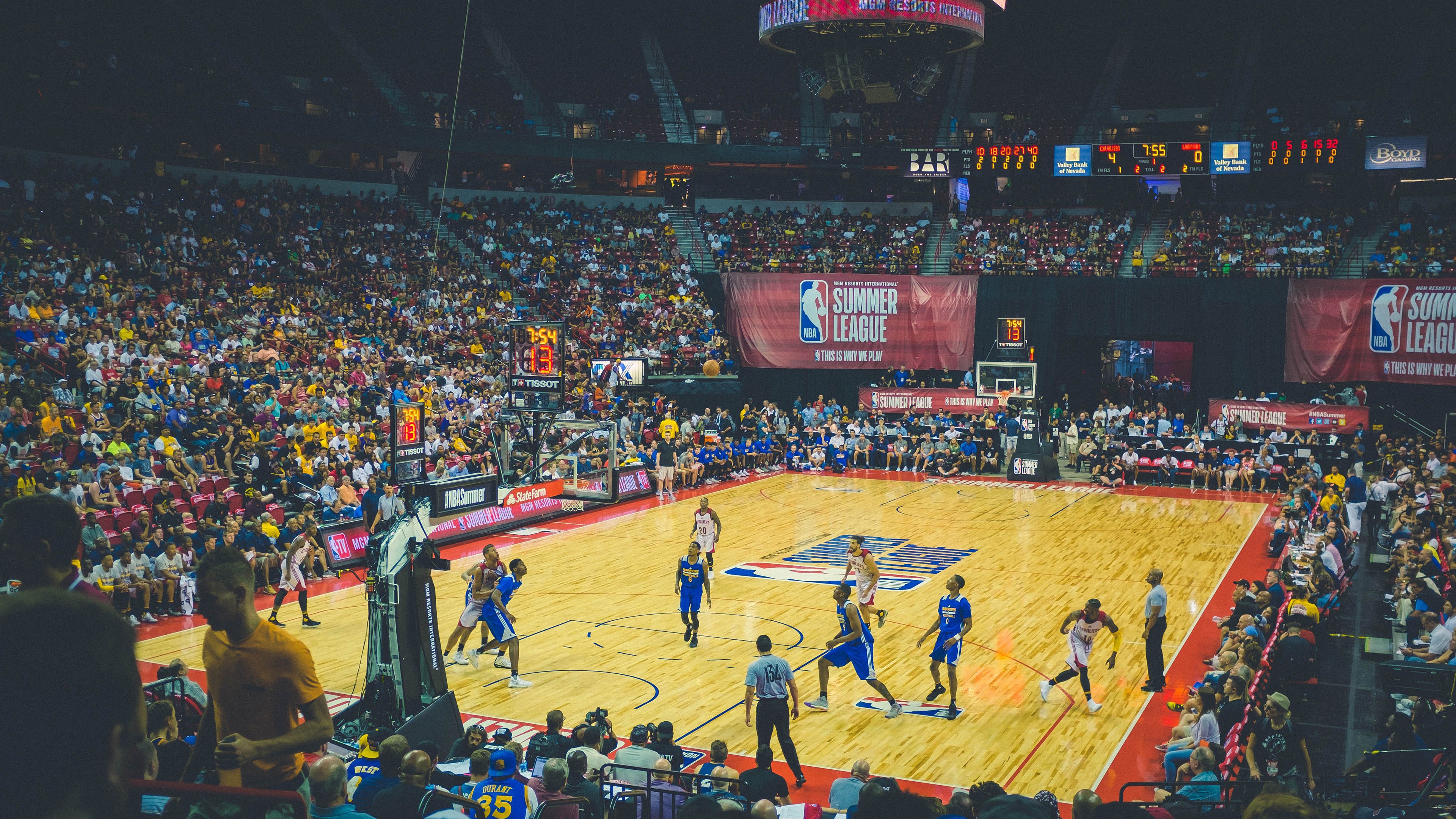 三前锋阵型牵制对方后场出球，篮球三前锋